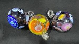 lot 1078 image: Art glass orb ornaments