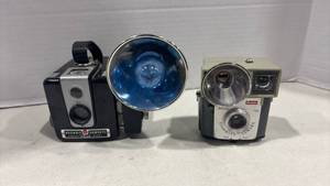 lot 1101 image: Kodak Brownie Hawkeye Flash Camera and Brownie Starmite