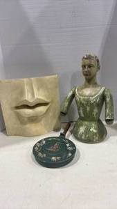 lot 1120 image: Santos  Doll, Crumb Plate and 10x10 Ceramic Lips
