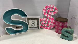 lot 1121 image: Letter S Decor