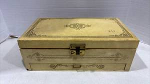 lot 1127 image: Vintage Jewelry Box