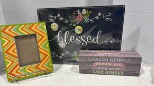 lot 1150 image: Inspirational Home Decor Set with Photo Frame