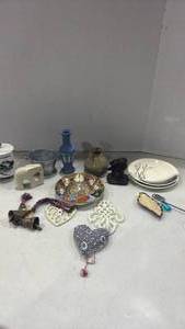 lot 1188 image: Cast iron cat angel figurine 4 inches tall, small vases and more home decor