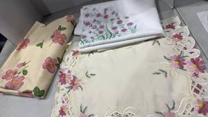 lot 1213 image: Floral table cloths and placemats