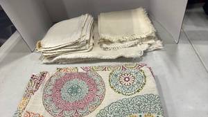 lot 1214 image: Table cloth, placemats and cloth napkins