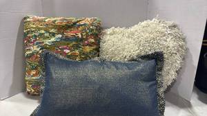 lot 1222 image: Decorative Throw Pillow Set with Shag and Abstract Print