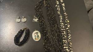lot 1900 image: Womens jewelry