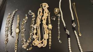 lot 1901 image: Womens jewelry