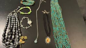 lot 1902 image: Womens jewelry