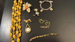 lot 1903 image: Womens jewelry