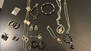 lot 1904 image: Womens jewelry