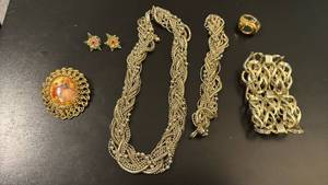 lot 1905 image: Womens jewelry