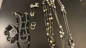 lot 1906 image: Womens jewelry