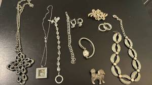 lot 1907 image: Womens jewelry