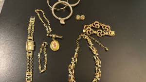 lot 1908 image: Womens jewelry
