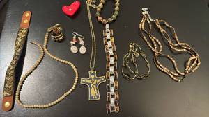 lot 1909 image: Womens jewelry
