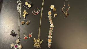 lot 1910 image: Womens jewelry