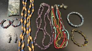 lot 1911 image: Womens jewelry