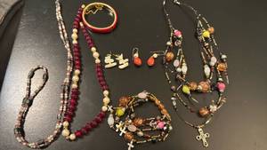 lot 1913 image: Womens jewelry