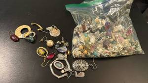 lot 1915 image: Beads and mismatched earrings