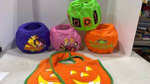 lot 2032 image: Collapsable trick or treat baskets and bibs