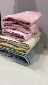 lot 2046 image: Bath towels