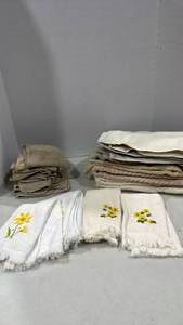 lot 2048 image: Wash cloths and hand towels