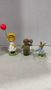 lot 2077 image: Saltpepper shaker, and figurines