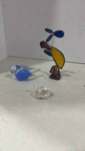 lot 2079 image: Swarovski crystal swan 1 inch tall, Bird art glass and stained glass turtle