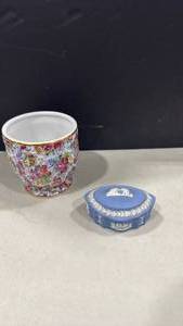 lot 2090 image: Wedgwood blue jasperware oval lidded trinket box and Twos company vase 5 inches tall