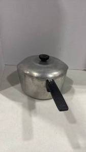 lot 2126 image: Wagner Ware pot