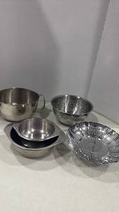lot 2127 image: Mixing bowls and strainers