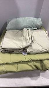 lot 2137 image: Jennifer Lopez king size sheet sets, comforter and throw blanket