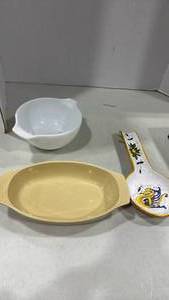 lot 2150 image: Pyrex mixing bowl and more