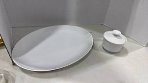 lot 2155 image: Serving plate and sugar bowl with lid