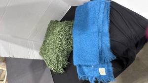 lot 2253 image: Scarves one is Mohair
