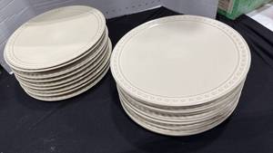lot 2258 image: Better Homes and Garden plates total of 18