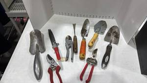 lot 2286 image: Gardening tools