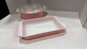 lot 2290 image: Vintage Pyrex baking dishes