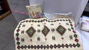 lot 2302 image: Table runner, placemats, napkins and pillow