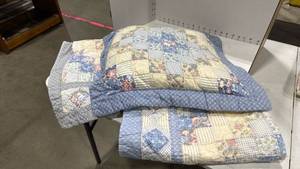 lot 2303 image: Kingqueen Hand stitched floral quilt