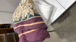 lot 2306 image: Fullqueen reversible bedspread and mattress pad