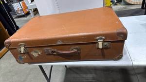 lot 2333 image: Vintage suitcasetrunk 17x30x8.5 doesnt latch