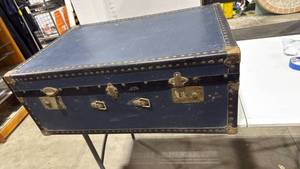 lot 2334 image: Vintage trunk 20x30x12 doesnt latch
