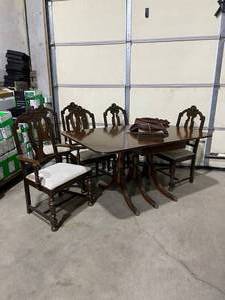 lot 3000 image: Duncan Phyfe drop leaf dining table 30 x 60 x 38 in open with (3) 10 in leaves and 6 chairs (one chair needs repaired)