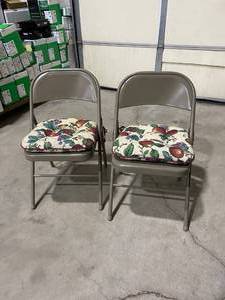 lot 3012 image: Pair of metal folding chairs with cushions