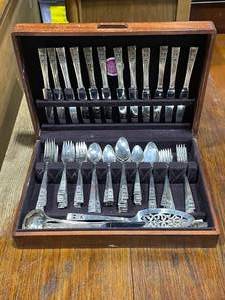 lot 4000 image: Community stainless flatware set in Nakens tarnish resistant silverware chest total 114 pieces