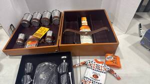 lot 6089 image: Londonaire The portable pub, flask set and more