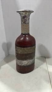 lot 6117 image: Decorative vase 16.5 inches tall