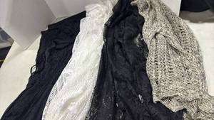 lot 1250 image: Womens�� tops  size 3x